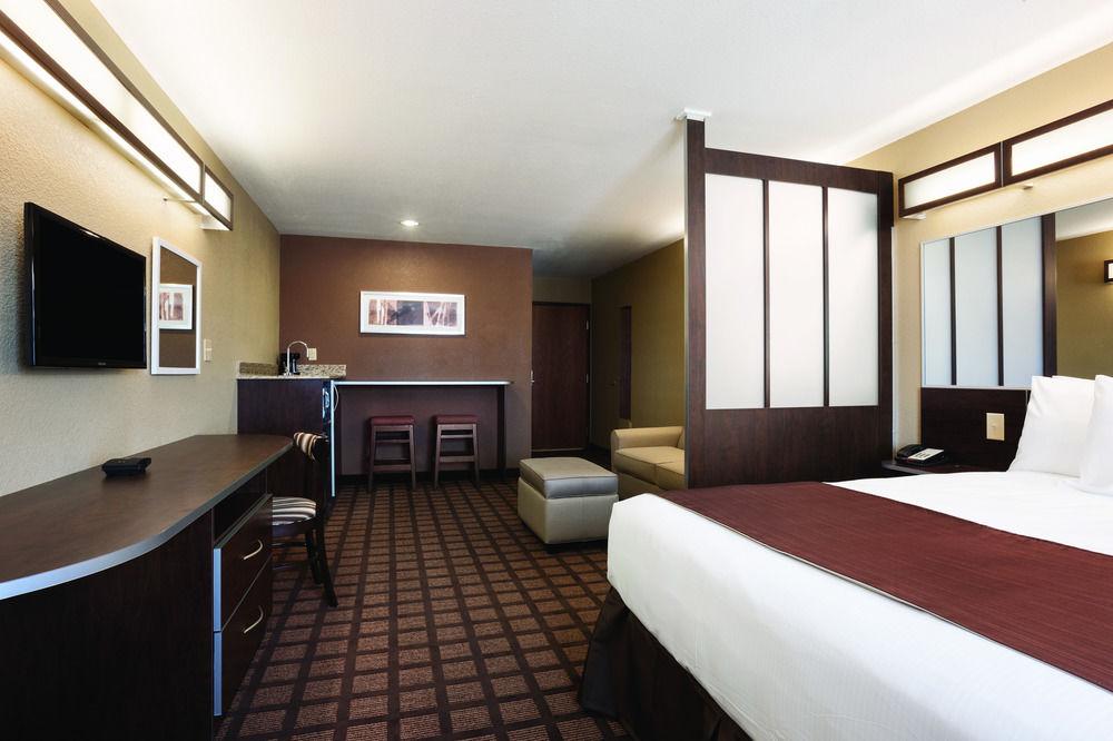 Quality Inn & Suites Kenedy - Karnes City Exteriör bild